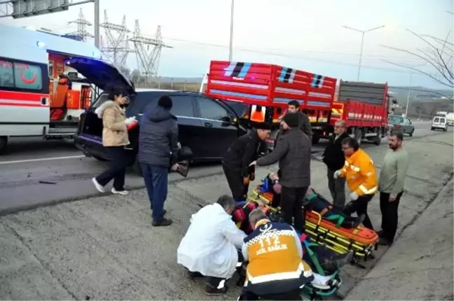 Otomobil, kamyonetin arkasındaki römorka çarptı: 2 yaralı