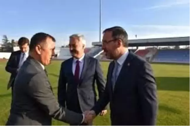 Isparta'da Belediyesi, kente 17 semt sahası yapıyor