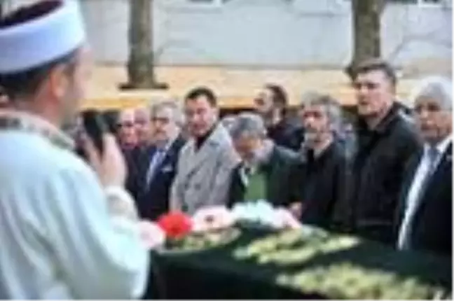 Ahmet Mekin, eşini gözyaşlarıyla son yolculuğuna uğurladı