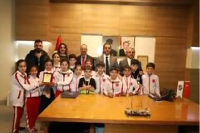 Çocuk oyunlarında Türkiye 2'ncisi olan örencilerden Kaymakam Sinanoğlu'na ziyaret