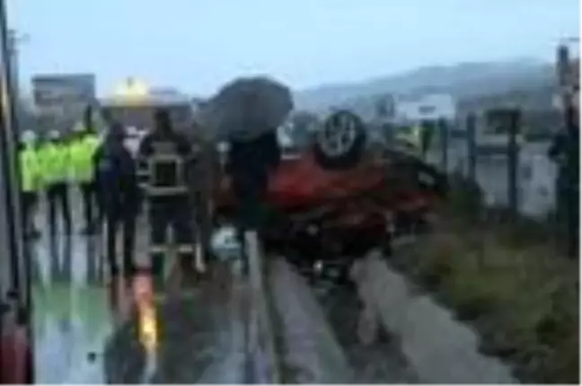 Refüje çarpan otomobilde 1 ölü, 1 yaralı