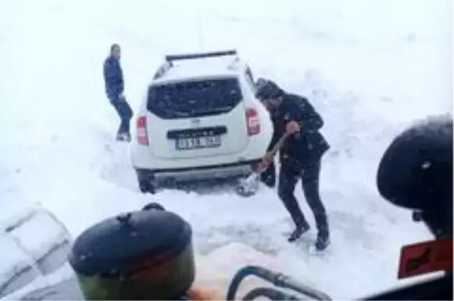 Köy yolunda mahsur kalan araçlar kurtarıldı