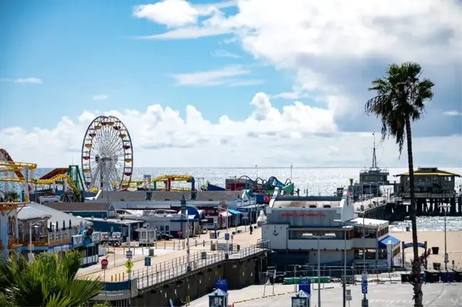 Los Angeles'ın renkli sokakları ıssız kaldı