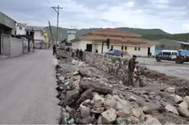 Cizre'de Nur Mahallesinde yol genişletme çalışmaları