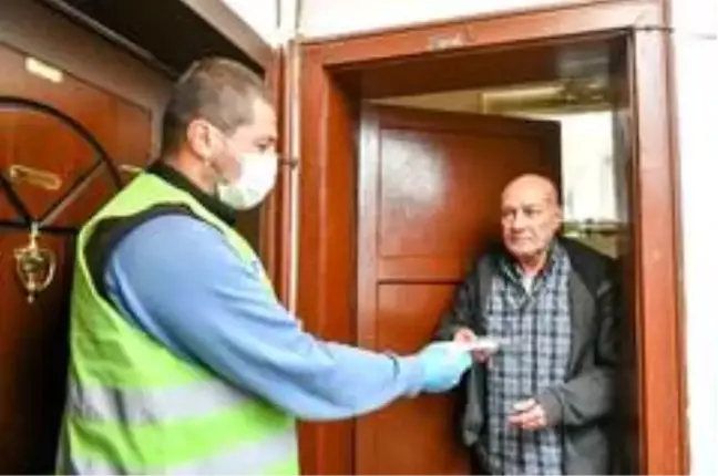 Büyükşehirden muhtarlara, büfeci esnafına ve 65 yaş üstü vatandaşlara maske desteği