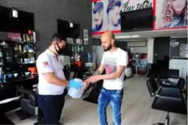 Kemer'de kuaför ve berberlere maske ile dezenfektan