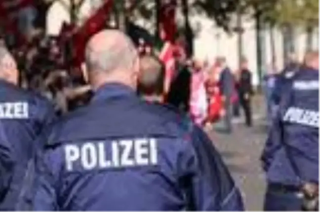 Almanya'da 29 polis, Hitler fotoğrafı paylaştıkları için görevden alındı