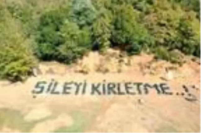 Şile'de ormanlık alandan çıkan çöplerle