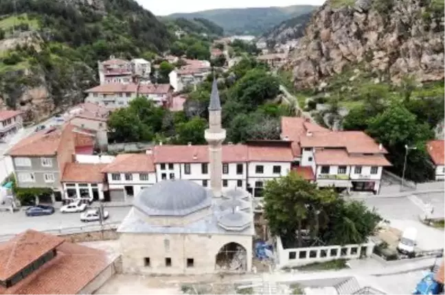 Kastamonu'da Asırlara Meydan Okuyan 700 Yıllık Tarihi Cami Çelik Ağlarla Örülüyor