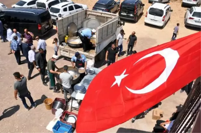 DERİK'TE HUSUMETLİ AİLELER 3 BİN KİŞİNİN KATILDIĞI YEMEKTE BARIŞTI