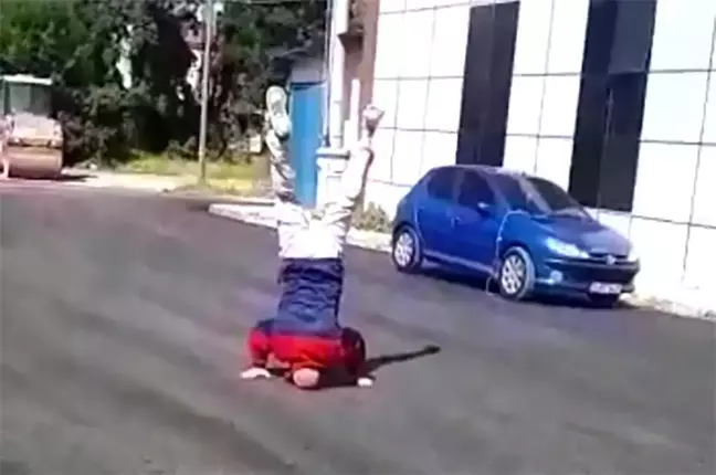 Yıllardır beklediği asfalt yola kavuşunca yaşına aldırmadan takla attı