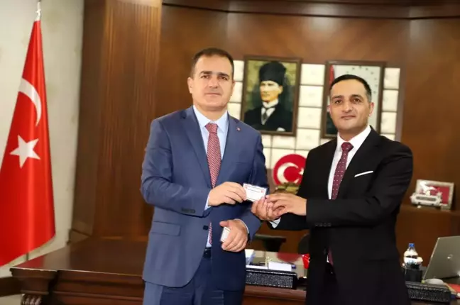 Vali Akbıyık TSKGV kurul üyelerine tanıtım kartı takdim etti
