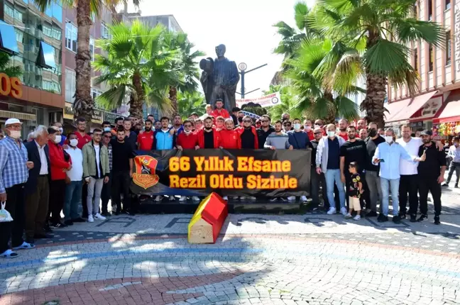 Başkan bulamayınca taraftarlar kulübün cenazesini kaldırdı