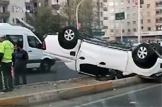 Diyarbakır'da hafif ticari araç takla attı: 2 yaralı