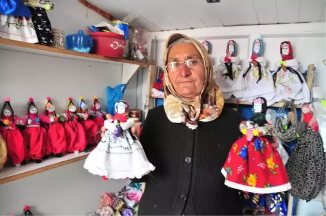 Folklorik bez bebek yaparak ev ekonomisine katkı sağlıyor