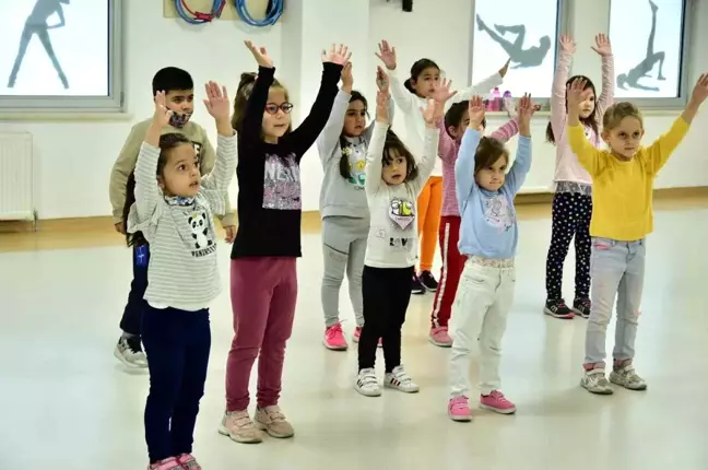 Mamak'ta çocuklarla zumba dansı