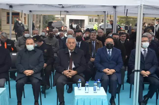Afyonkarahisar Valisi Çiçek ile Belediye Başkanı Zeybek, Anıtpark Kafe'nin açılışını yaptı