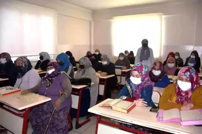 Gaziantep Şahinbey Belediyesi Sosyal Tesislerinde 15 ile 65 yaş arasında değişen vatandaşlar Kur'an-ı Kerim'i öğrenmenin mutluluğunu yaşıyor