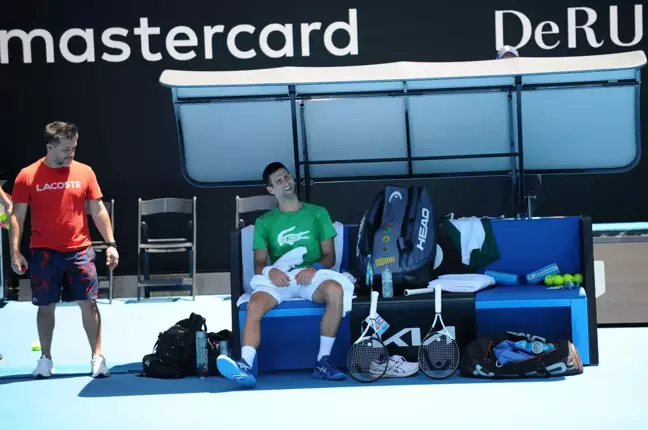 Avustralya'daki durumu belirsizliğini koruyan Djokovic antrenmanlarını sürdürüyor