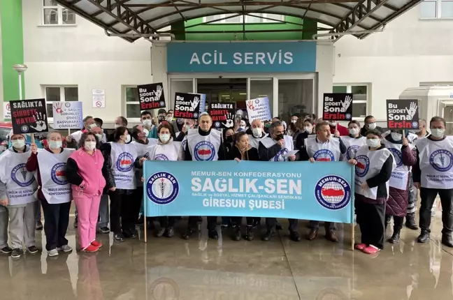 Sağlık çalışanları, alkollü hastanın darbettiği hemşireye destek verdi