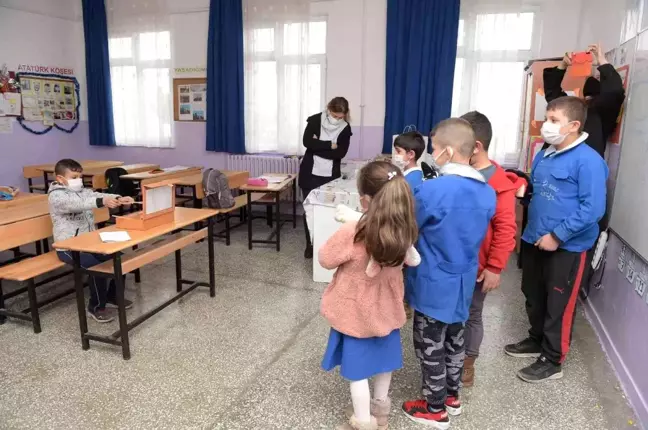 Altındağ'da okullara Karagöz-Hacivat seti
