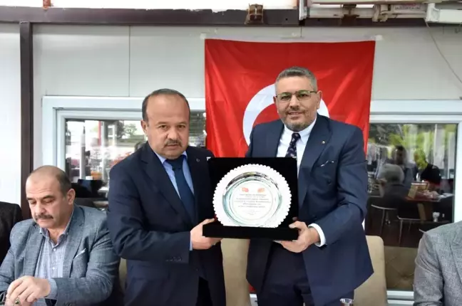 Başkan Sadıkoğlu'na oto galericilerinden teşekkür plaketi