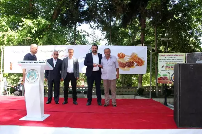 Mut'ta bal üreticilerine Kafkas ırkı anaç arı dağıtıldı