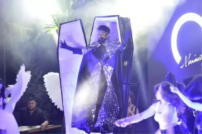 Konserde sahneye tabut içinde çıktı
