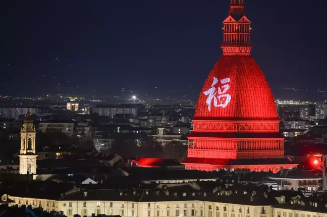 Torino'da Mole Antonelliana Üzerinde Çin Yeni Yılı Mesajı
