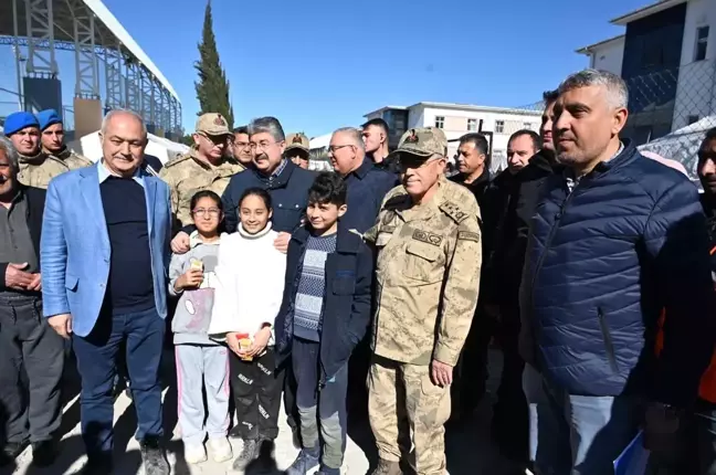 Jandarma Genel Komutanı Orgeneral Çetin, Osmaniye'de depremzedeleri ziyaret etti