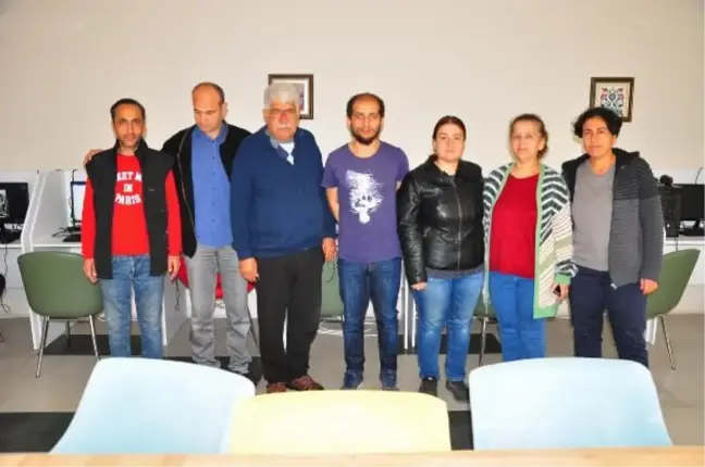 Hatay'da enkazdan kurtardığı komşusuna kaldıkları Manisa'daki yurtta bilgisayar dersi veriyor