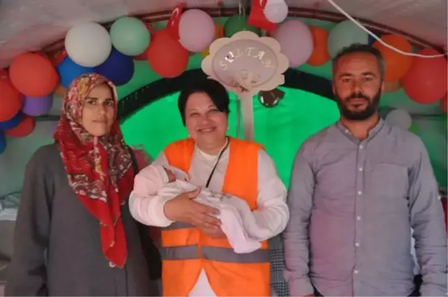 Depremzede aile bebeklerine çadır kentteki gönüllü öğretmenin ismini verdi