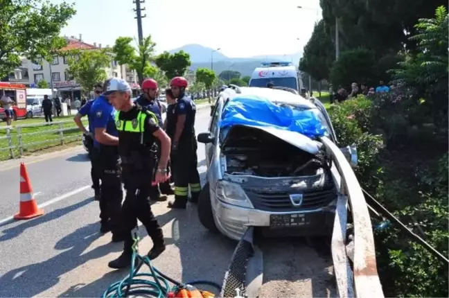 Manisa'da Otomobil Demir Korkuluklara Çarptı: 1 Ölü