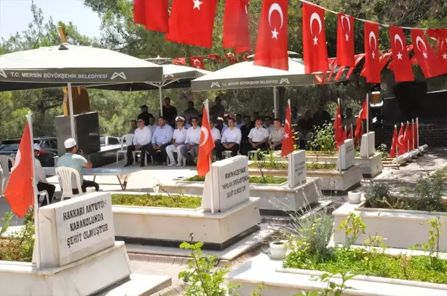 Mersin'de 15 Temmuz Demokrasi ve Milli Birlik Günü'nde şehitliklere karanfil bırakıldı