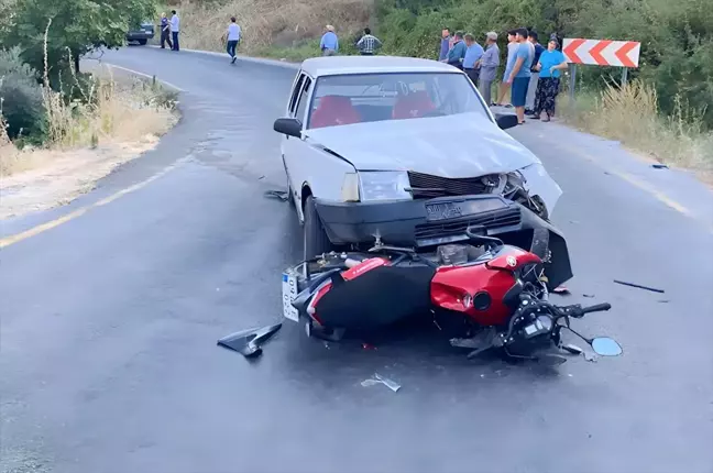 Aydın'da otomobil ile motosikletin çarpıştığı kazada 3 kişi yaralandı
