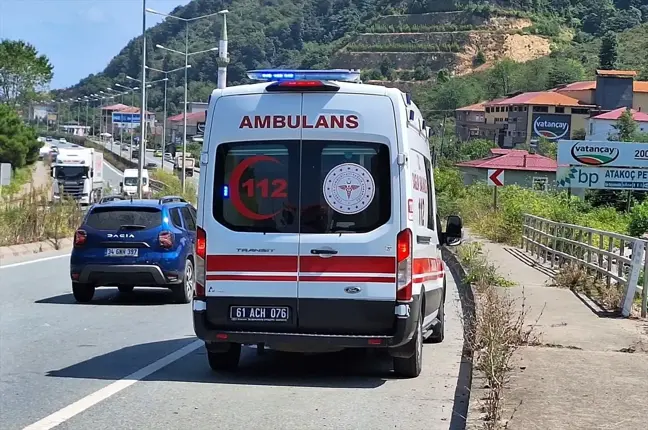 Trabzon'da hafif ticari araç devrildi, sürücü yaralandı