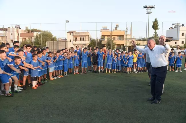 Seyhan Belediye Başkanı Akif Kemal Akay, spor okullarında futbol eğitimi alan geleceğin yıldız adaylarıyla bir araya geldi