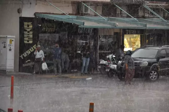 Silifke'de sağanak trafiği aksattı