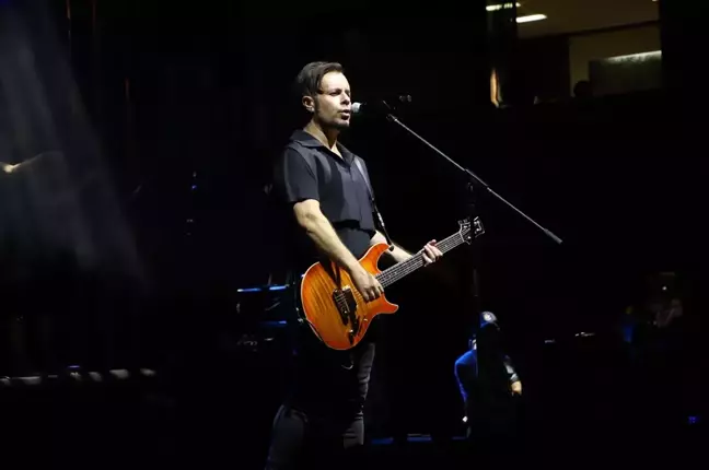 Şarkıcı Emre Aydın, 30 Ağustos Zafer Bayramı dolayısıyla Denizli'de konser verdi