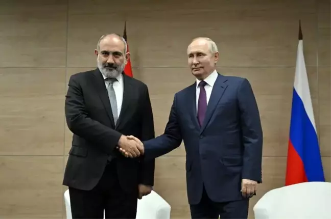 Putin ve Paşinyan Karabağ'daki Gerginlik Sonrası Görüştü
