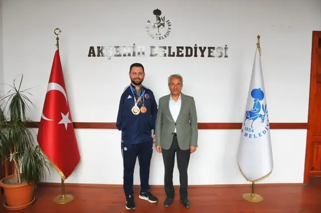 Dünya Para Tekvando Şampiyonası'nda bronz madalya kazanan milli sporcu Mehmet Sami Saraç, Akşehir Belediye Başkanı Salih Akkaya'yı ziyaret etti
