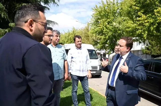 Karesi Belediye Başkanı Dinçer Orkan, Paşaalanı Mahallesi'nde esnaf ve vatandaşlarla bir araya geldi