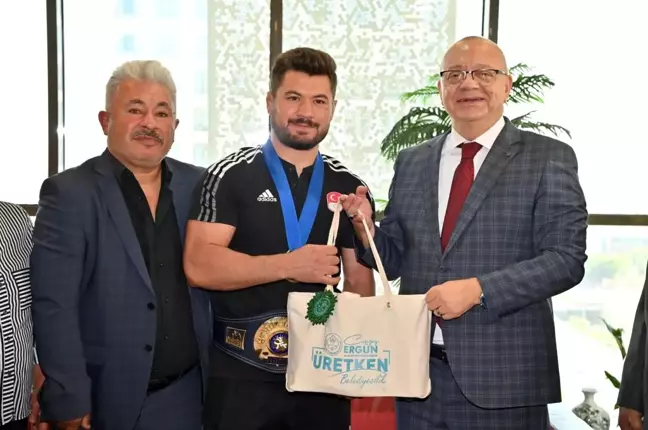 Dünya Şampiyonu Ali Cengiz Manisa Büyükşehir Belediye Başkanı Cengiz Ergün'ü Ziyaret Etti