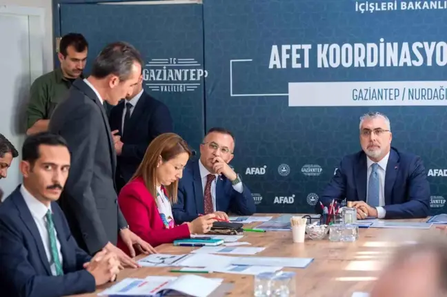 Bakan Işıkhan, Gaziantep'teki depremzede vatandaşlarla buluştu