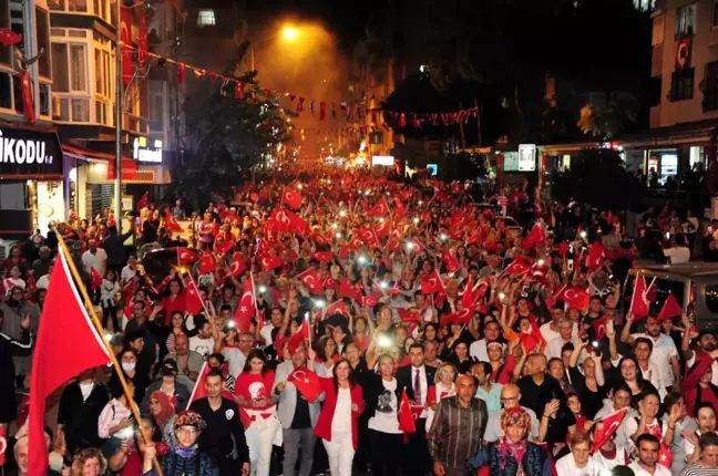 İzmir'i Cumhuriyet coşkusu sardı, etkinlikler gece boyu sürdü