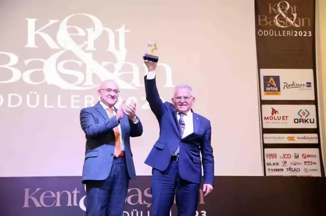 Kayseri Büyükşehir Belediye Başkanı Dr. Memduh Büyükkılıç'a ödül takdim edildi