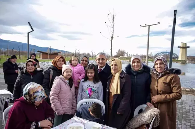Kütahya Belediye Başkanı ve eşi, yaşlılarla buluştu
