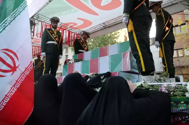İran-Irak Savaşı'nda Hayatını Kaybeden 110 İran Askeri İçin Cenaze Töreni Düzenlendi