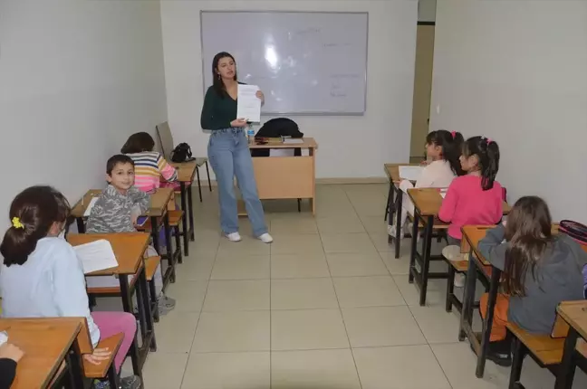 SAÜ öğrencileri çocuklara ücretsiz ders veriyor