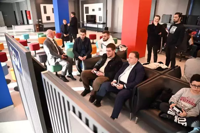 Karesi Belediye Başkanı Dinçer Orkan, Dijital Gençlik Merkezi'nde Oyuncu Gençlerle Buluştu